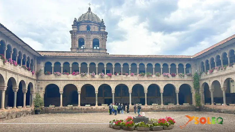 Patio del monasterio de Santo Domingo sobre los muros incas del Qorikancha en Cusco.