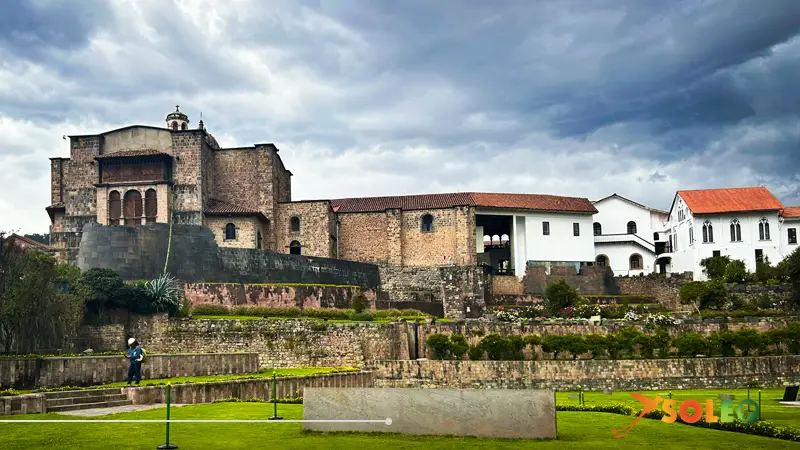 Qorikancha en Cusco con muros incas y el monasterio de Santo Domingo