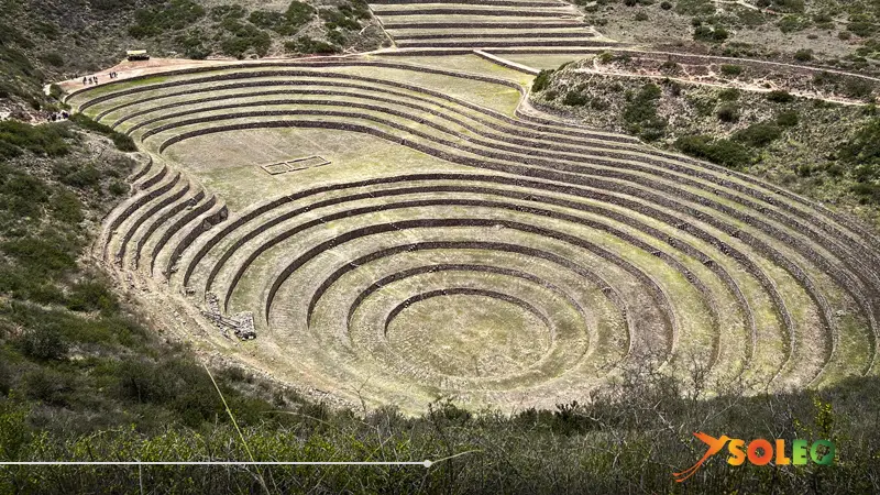 Terrazas concéntricas incas de Moray en el Valle Sagrado del Perú.