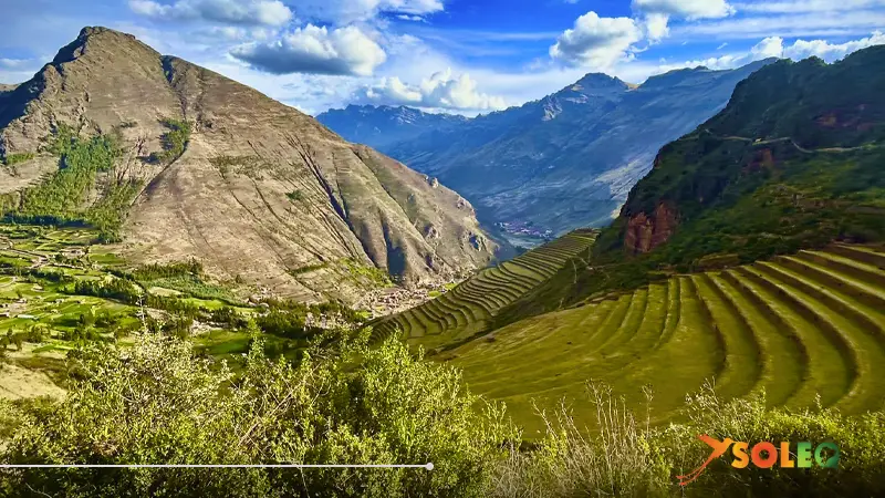Terrazas incas de Pisac en el Valle Sagrado de Perú bajo un cielo azul.