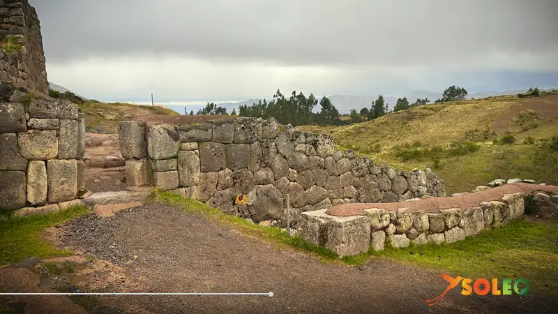 Murallas incas de Puka Pukara, cerca de Cusco, en Perú, parte del Circuito Sagrado, con vistas al paisaje de los Andes.