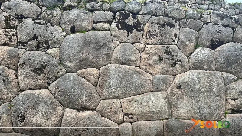 Muro de piedra inca en Qenqo, cerca de Cusco, parte del Circuito Sagrado con los sitios arqueológicos de Puka Pukara y Tambomachay en Perú.