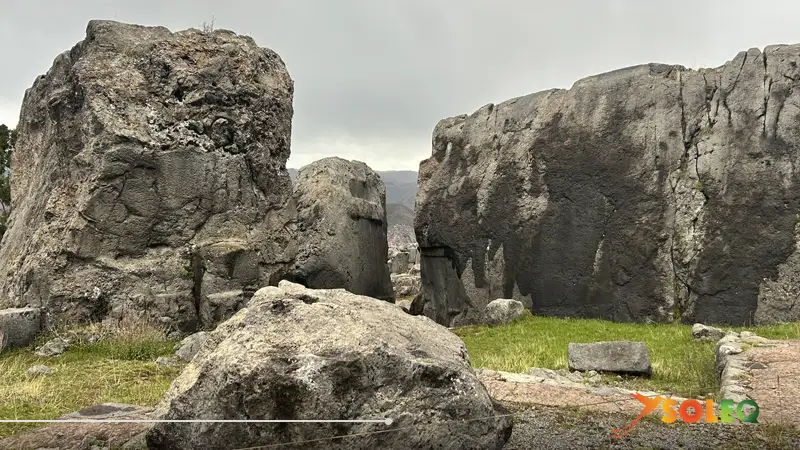Formación rocosa en el Círculo Sagrado cerca de Cusco, en Perú, yacimiento arqueológico inca en los Andes durante la estación seca.
