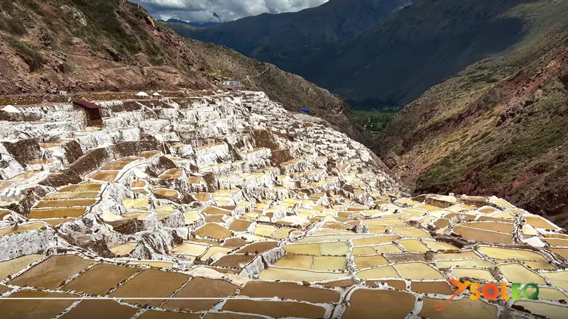 Terrazas de sal de Maras en el Valle Sagrado, cerca de Cusco.