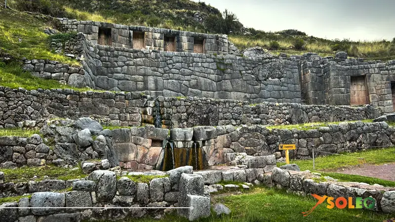 Canales de agua y terrazas incas en Tambomachay, cerca de Cusco, parte del Circuito Sagrado del Perú.
