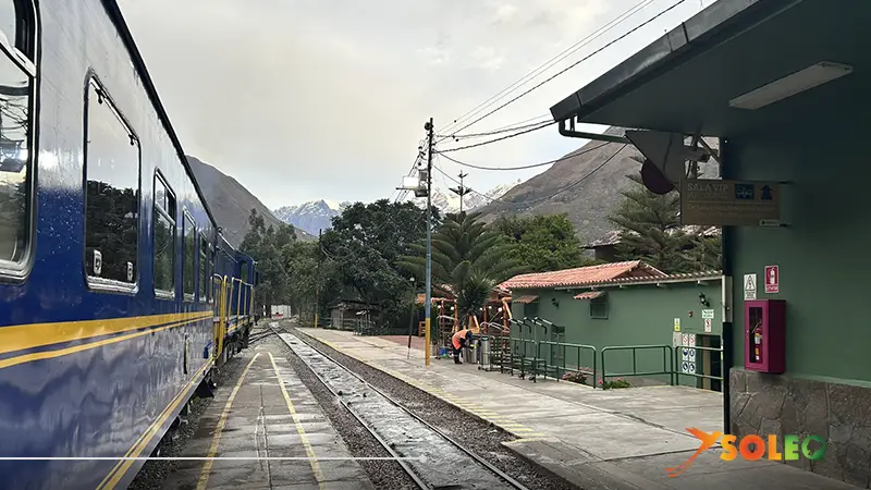 Tren PeruRail en la estación del Valle Sagrado, cerca de Cusco: pasajeros subiendo al tren, viaje típico en tren a Machu Picchu.