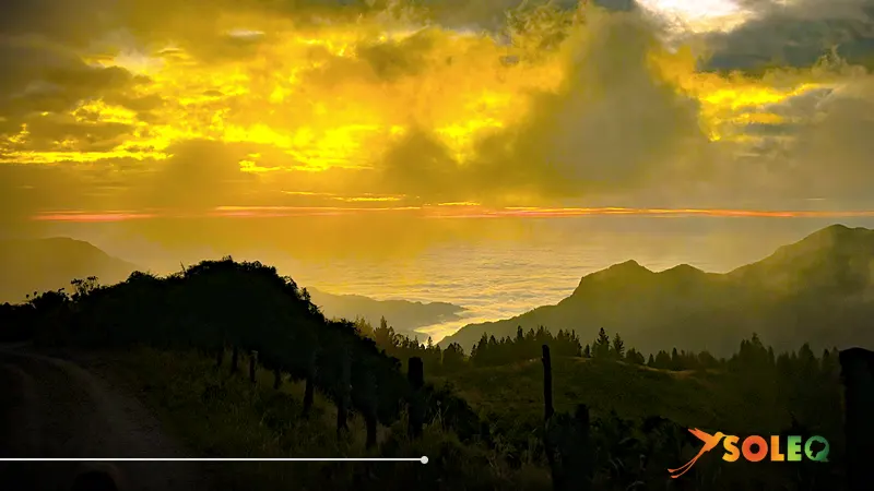 Una dorada puesta de sol sobre las montañas andinas y un mar de nubes cerca de Isinlivi durante la ruta de senderismo Quilotoa Loop en Ecuador.