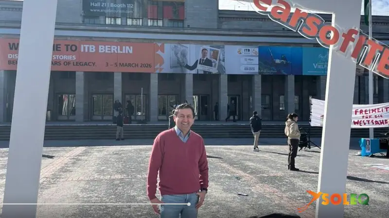 Participantes frente a la entrada de la ITB Berlín 2026, feria internacional de turismo en la que Ecuador fue nombrado Destino de Turismo de Aventura 2026.