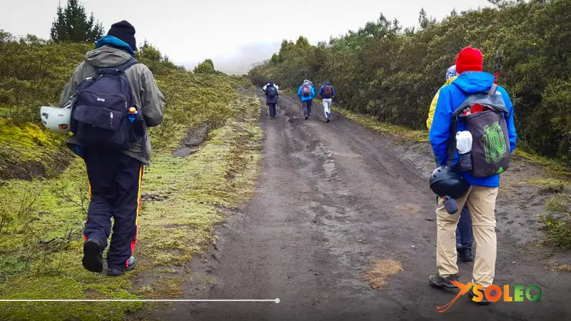 El volcán Cotopaxi (5.897 metros) se eleva sobre el paisaje andino ecuatoriano. Este estratovolcán de formas perfectas forma parte de la famosa «Avenida de los Volcanes» y es uno de los picos más escalados de Ecuador. La foto muestra la vista clásica desde el Parque Nacional Cotopaxi, en la que destaca la característica cima nevada bajo un cielo azul brillante, típico de la estación seca, de junio a septiembre. El volcán es una montaña sagrada (Apu) para los pueblos indígenas kichwa y uno de los puntos destacados de todas las rutas de senderismo de la Ruta de los Volcanes.Traducción realizada con la versión gratuita del traductor DeepL.com