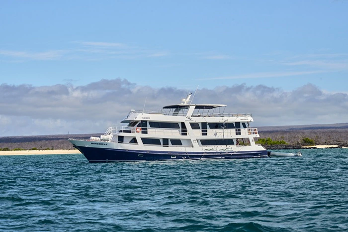 Galapagos Yate Monserrat en el oceano