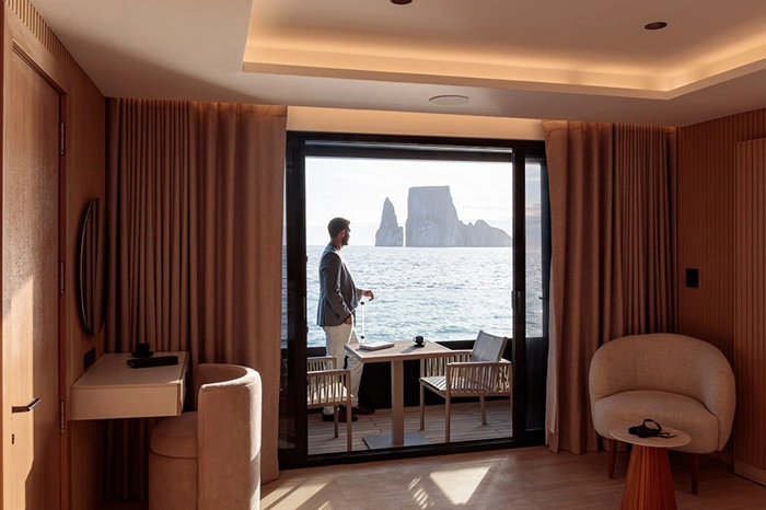 Suite con balcón privado en el Hermes