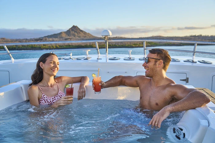 Jacuzzi en la cubierta solar del yate Monserrat en Galápagos