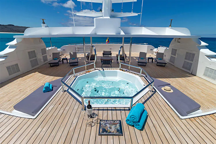Piscina Galápagos Horizon en la cubierta solar