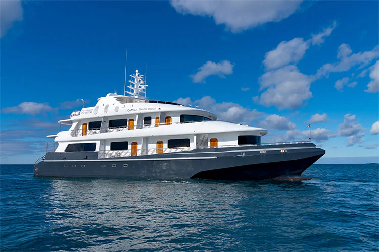 Trimarán Horizon de Galápagos visto de lado