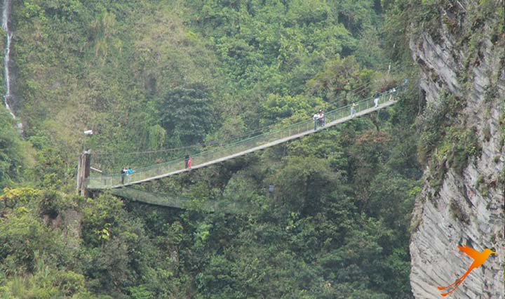 Baños Bridges on the way to Pailon del Diablo