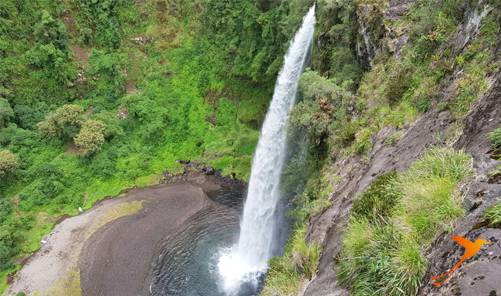 The majestic Condor Machay waterfall is one of the highlights of the Cotopaxi Lodge-to-lodge trek.