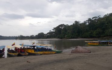 The river beach of Puerto Misahuali is wide and sandy.
