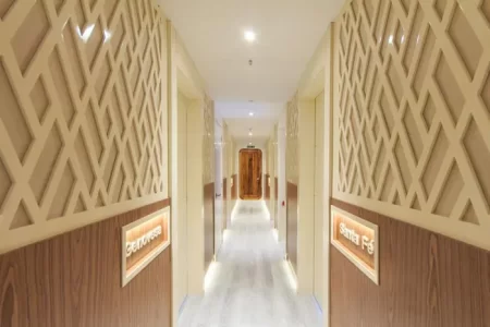 hallway with access to the diferent cabins