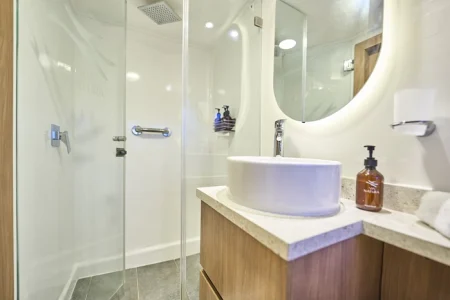 Baño de una cabina del Monserrat en Galápagos