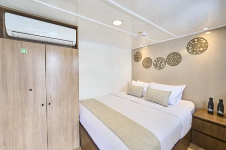 cabina del yate Monserrat en Galápagos