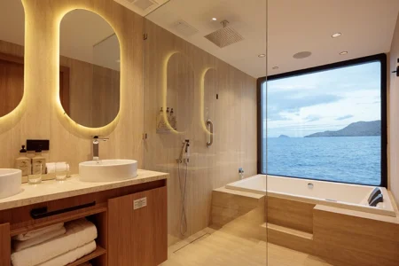 Baño de una suite del Galapagos Hermes