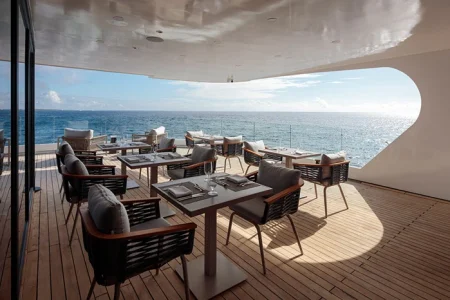 Área de comedor al aire libre del catamarán Hermes
