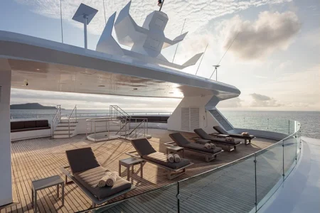 subierta solar del Hermes Mega Catamaran