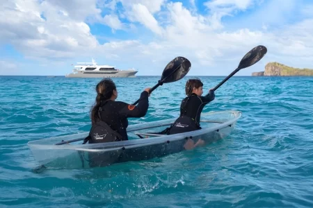 Excursión en kayak durante un crucero con Galapagos Tribute