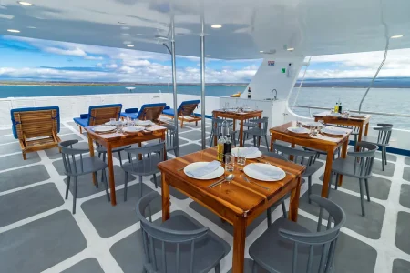 Comedor al aire libre del yate Letty.