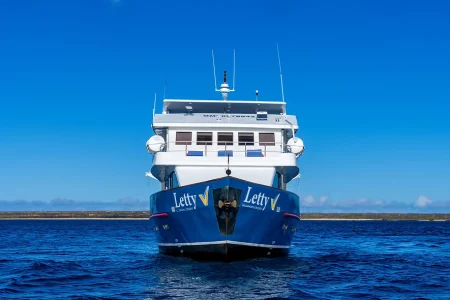Vista frontal del yate Letty