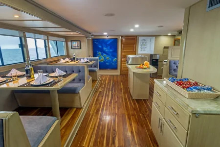 Comedor interior del yate Letty.