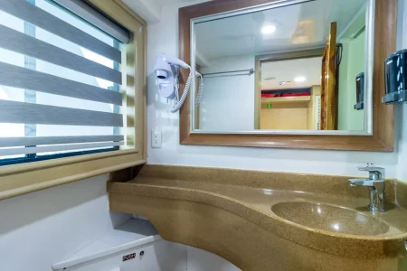 Baño de la cubierta superior del yate Letty