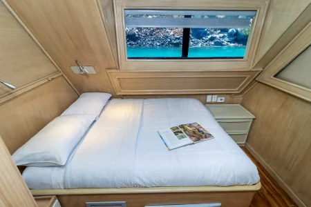 Cabina doble en la cubierta superior del yate Letty.