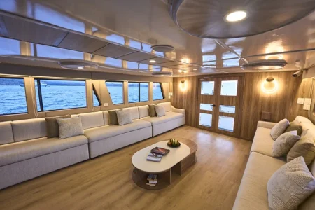 salón interior del yate Monserrat en Galápagos