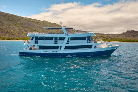 yate Monserrat en Galápagos visto de lado