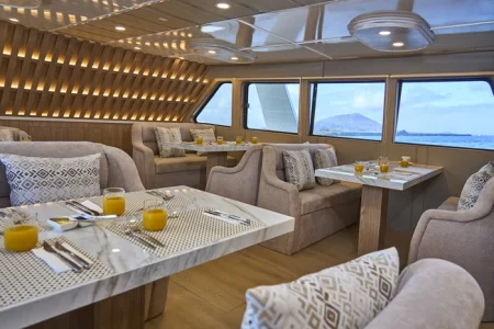 restaurante del yate Monserrat en Galápagos