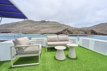 cubierta solar del yate Monserrat en Galápagos