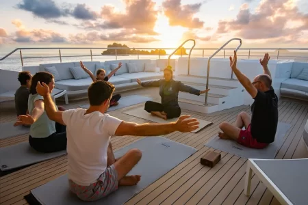 Sesión de yoga en la cubierta del yate Galápagos Tribute