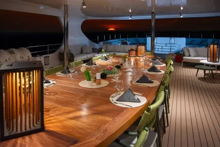 Comedor al aire libre del yate Tribute