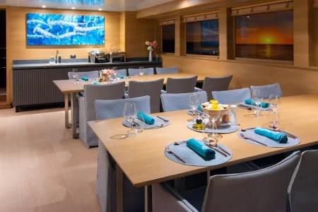 Comedor del yate Galapagos Tribute