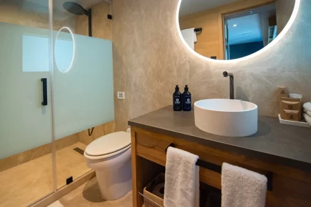 Cuarto de baño de la Suite Panorama del Yate Tribute