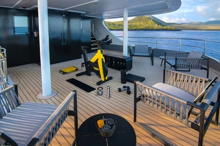 Zona de fitness en la cubierta del yate Galapagos Tribute