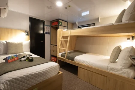 cabina triple yate bonita