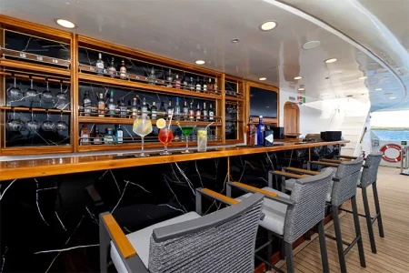 el bar del trimarán Horizon de las Galápagos