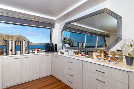Puesto de café en el trimarán «Horizon» de Galápagos