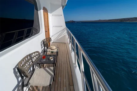 balcón privado de un camarote en el trimarán Horizon de las Galápagos