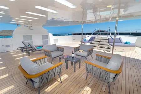 cubierta con sombra en el trimarán Horizon de las Galápagos