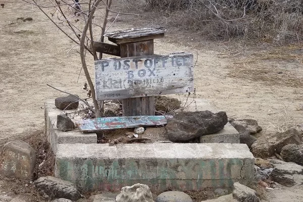 buzón-histórico-Floreana buzón histórico en la isla Floreana
