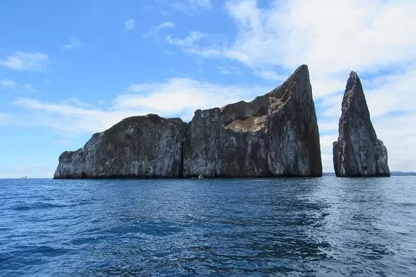 roca-formación-león-dormido Formación rocosa León Dormido en el océano Pacífico, cerca de la isla de San Cristóbal de las Galápagos.