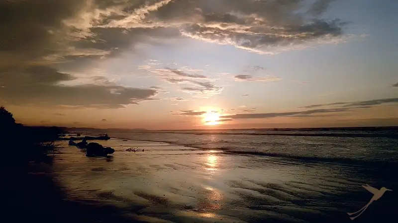 sunset ver the beach of Esmeraldas